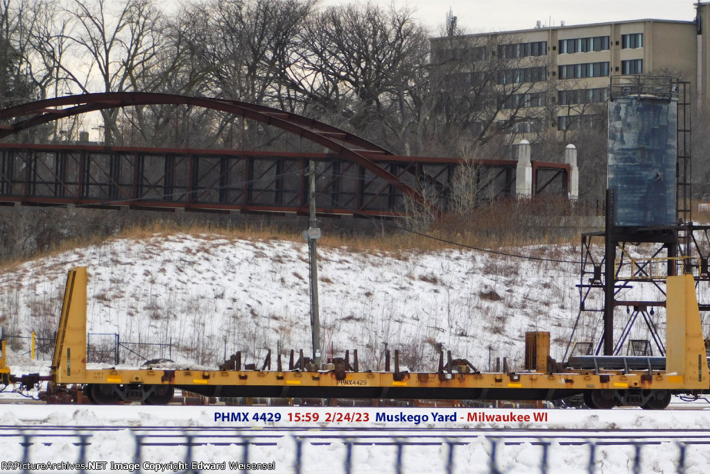 A pair of Harnishfeger bulkhead flats are buffers for today's huge load